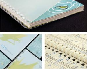 
	Au contact 365 jours par an&hellip;

	8,6 x 16,3 cm / 19,2 x 26,5 cm

	&bull; Cadeau d&rsquo;affaires // Communication d&rsquo;entreprise

	
		
			
				
					 [......]
